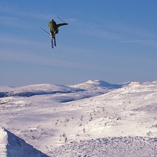 Oscar g&aring;r h&ouml;gt p&aring; Stendals-hoppet. En j&auml;vligt . Kuva: Mattias Fredriksson. Ratsastaja: Oscar Scherlin.