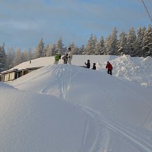 V&auml;ntan p&aring; n&aring;t gott ...... J&auml;tte-sn&ouml;kanonspuck. Kuva: Peter Wallin. Ratsastaja: Olle Lahti, Anders S&ouml;rlin, Adam Runeberg, Emil och Axel Wallin, Felix Br&auml;nnstr&ouml;m.
