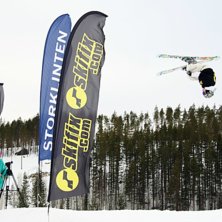 Tom Bostr&ouml;m i ett av sina spektakul&auml;ra hopp.. Kuva: Ronald Lahti. Ratsastaja: Tom Bostr&ouml;m.