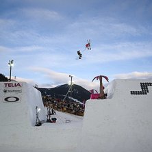Att filma followcam i ett s&aring;nt feettt hopp kr&auml;ve. Kuva: J&ouml;rgen Nilsson. Ratsastaja: Simon Dumont/Jon H&aring;tveit.