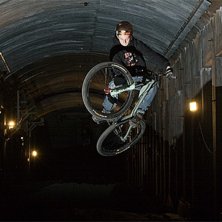 Alexander k&ouml;r dirt i t&aring;gtunneln n&auml;r regnet vr&auml;. Kuva: Kenneth Einars. Ratsastaja: Alexander B&auml;ckvall.