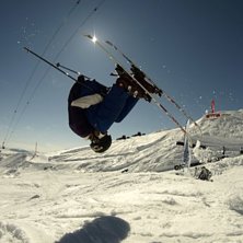 En frontflip p&aring; f&ouml;rsta r&ouml;da plat&aring;n. Bajar uppo. Kuva: Anton Lundborg. Ratsastaja: Anton Villberg.