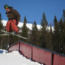 k&ouml;r lite rails p&aring; en solig dag.. Kuva: Fredrik Eriksson. Ratsastaja: Kenneth Jonsson.