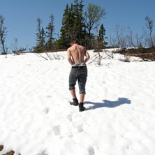 Sn&ouml;n l&aring;g fortfarande kvar mitt i sommaren vid Ul. Kuva: Robert Wahstr&ouml;m. Ratsastaja: Elias Holm.