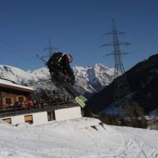 En minikicker utanf&ouml;r Sennh&uuml;tte.... Kuva: Niklas Holmberg. Ratsastaja: Fredrik Nordenberg.
