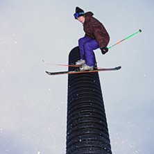 Kristian hoppar h&ouml;gt i br&auml;cke i sina nya Unlimit. Kuva: Jesper Bryngelsson. Ratsastaja: Kristian F&auml;lt.