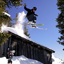 Hallberg flyger!. Kuva: Nicklas Holmberg. Ratsastaja: Daniel Hallberg.