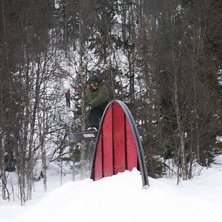Board p&aring; r&ouml;d regnb&aring;ge. Kuva: Jacob Ullman. Ratsastaja: Johan Shredda.