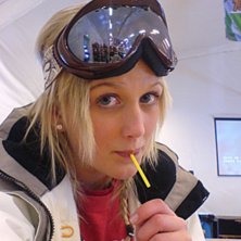 Frysna t&aring;r i v&auml;rmestugan :/. Kuva: Felicia Persson. Ratsastaja: Felicia Persson.